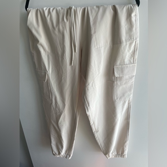 Old Navy High-Waisted StretchTech Cargo Jogger Pants for Women - Picture 2 of 4